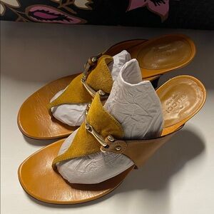 Gucci Women's Mustard and Tan Sandals